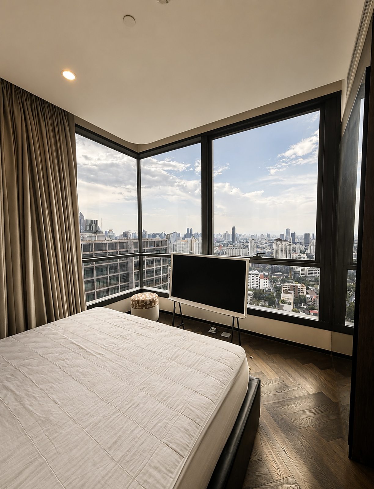 The Esse Sukhumvit 36: Master bedroom with city view