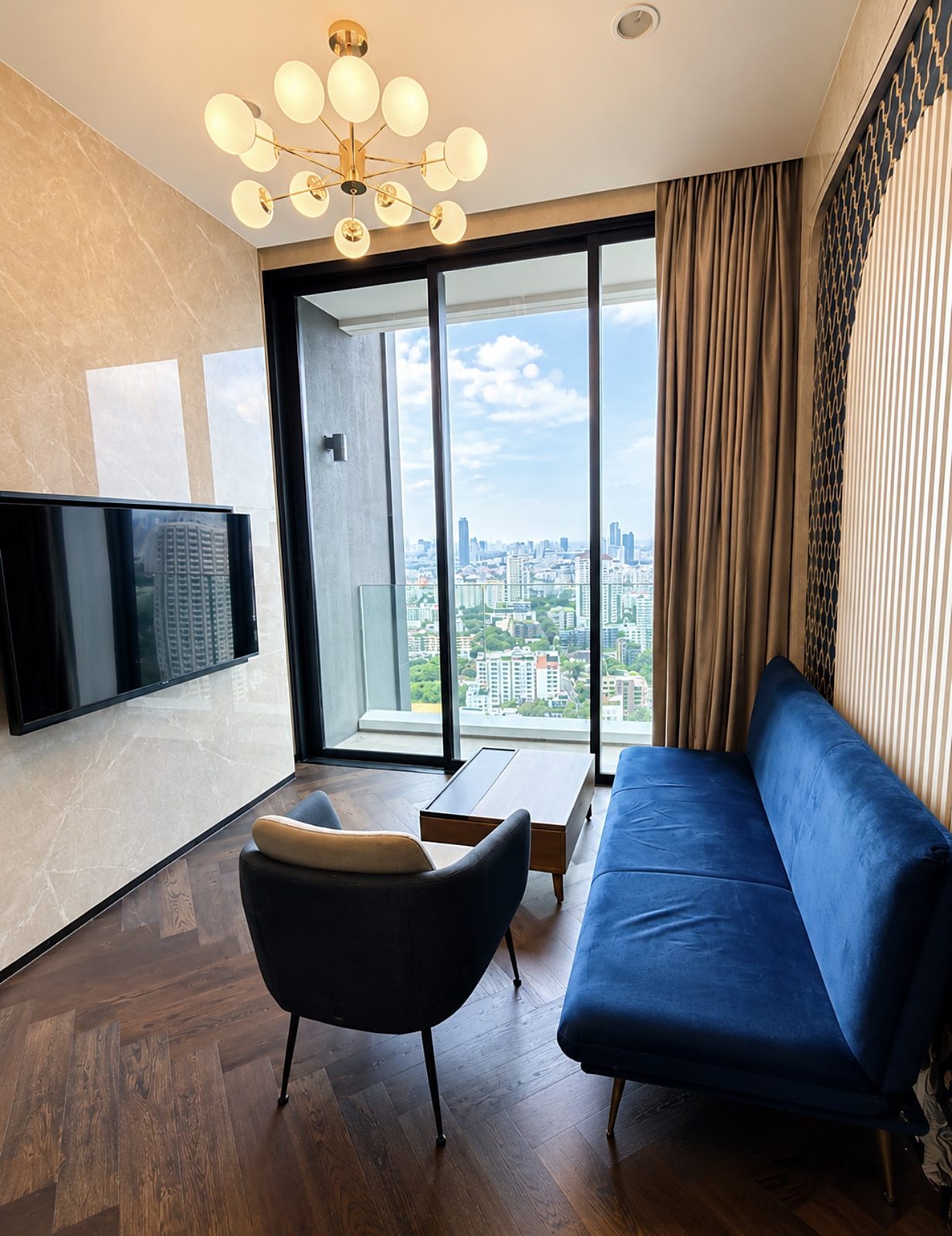 The Esse Sukhumvit 36: Living room with view