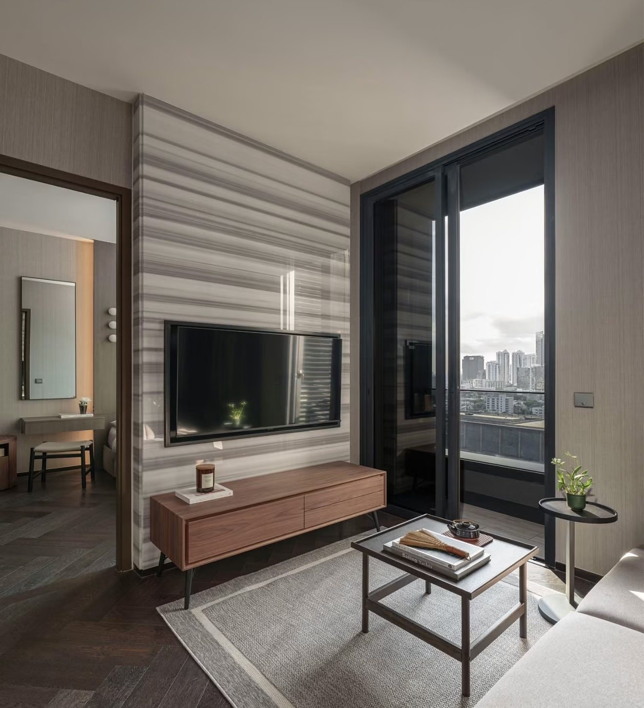 The Esse Sukhumvit 36: Living area [show unit]