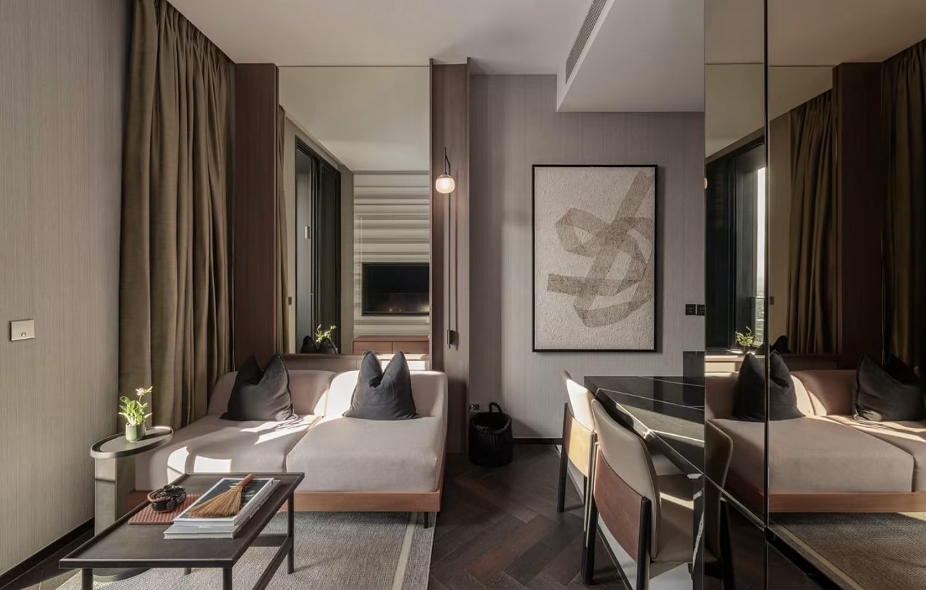 The Esse Sukhumvit 36: Living area [show unit]