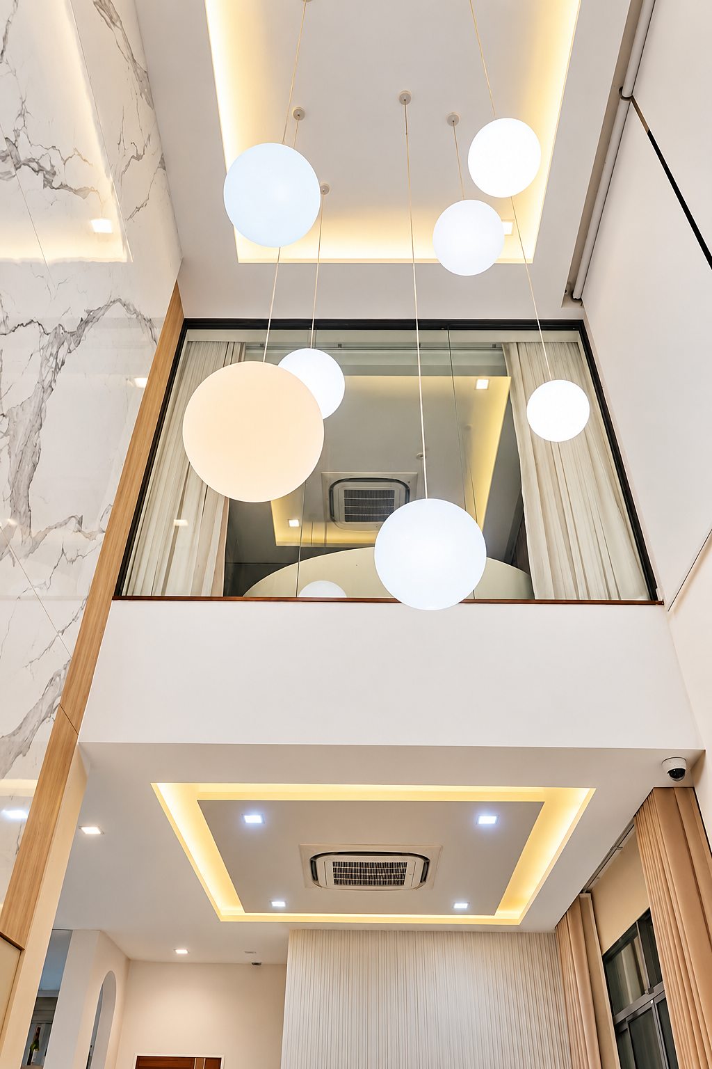 The Gentry Sukhumvit 101: Double-height stairwell
