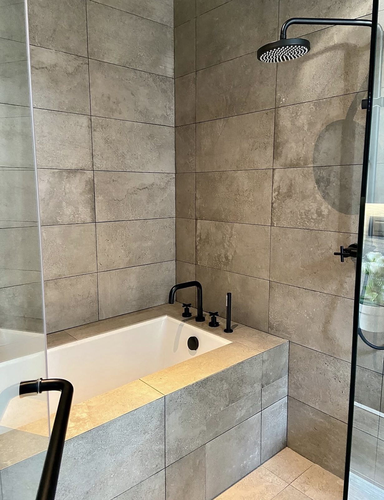 The Lofts Asoke: Bathroom with bathtub