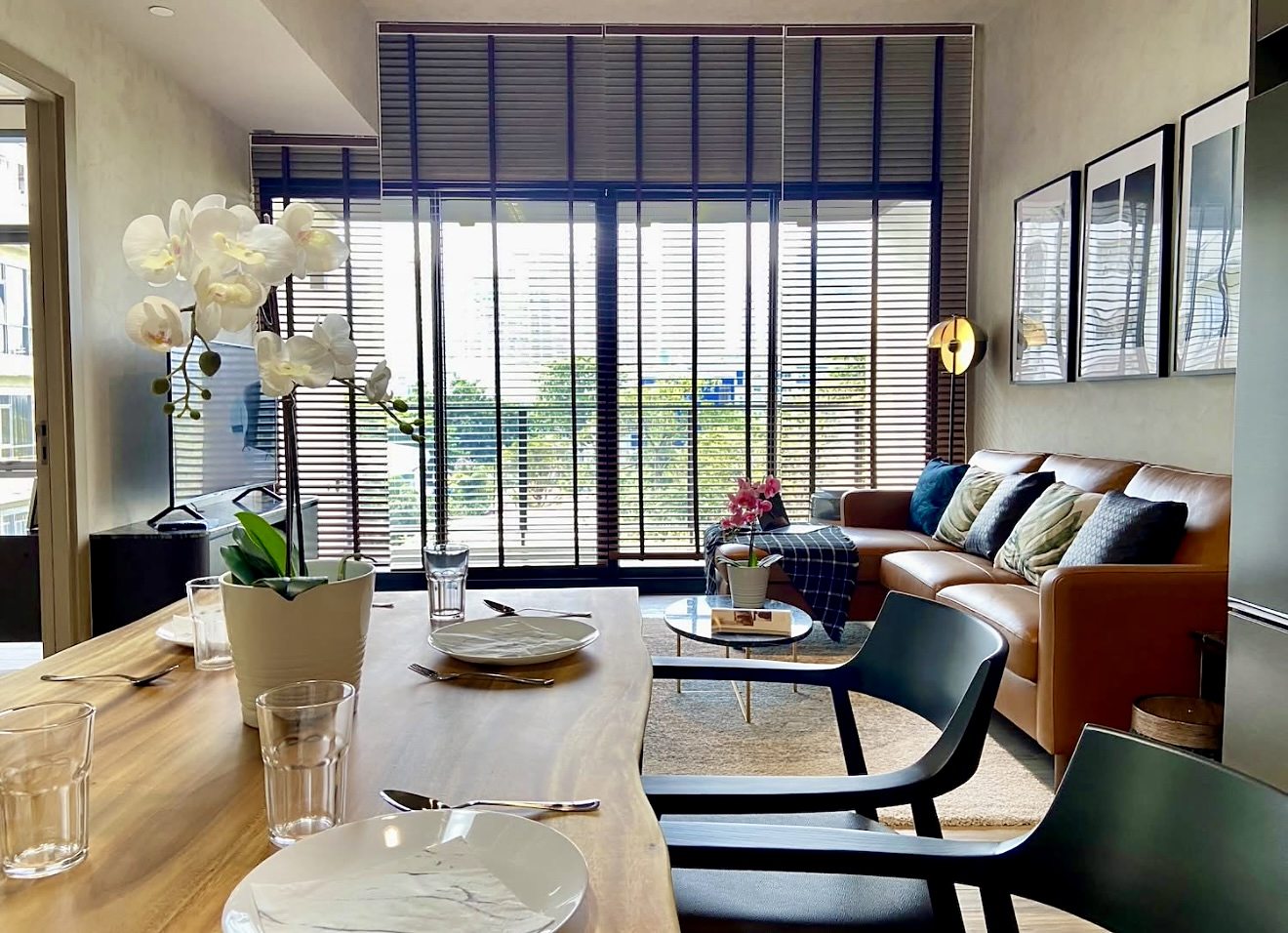 The Lofts Asoke: Dining and living area