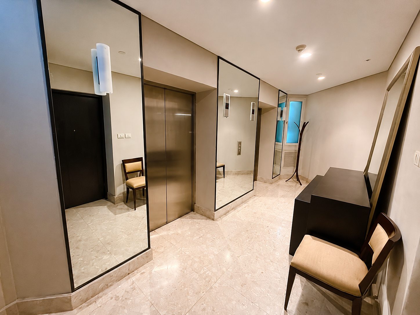 The Park Chidlom: Private lift foyer