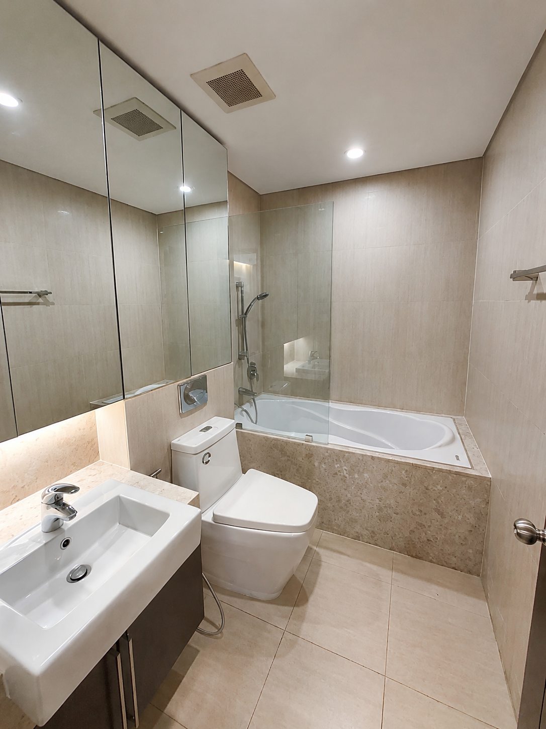 The Park Chidlom: Bathroom with bathtub
