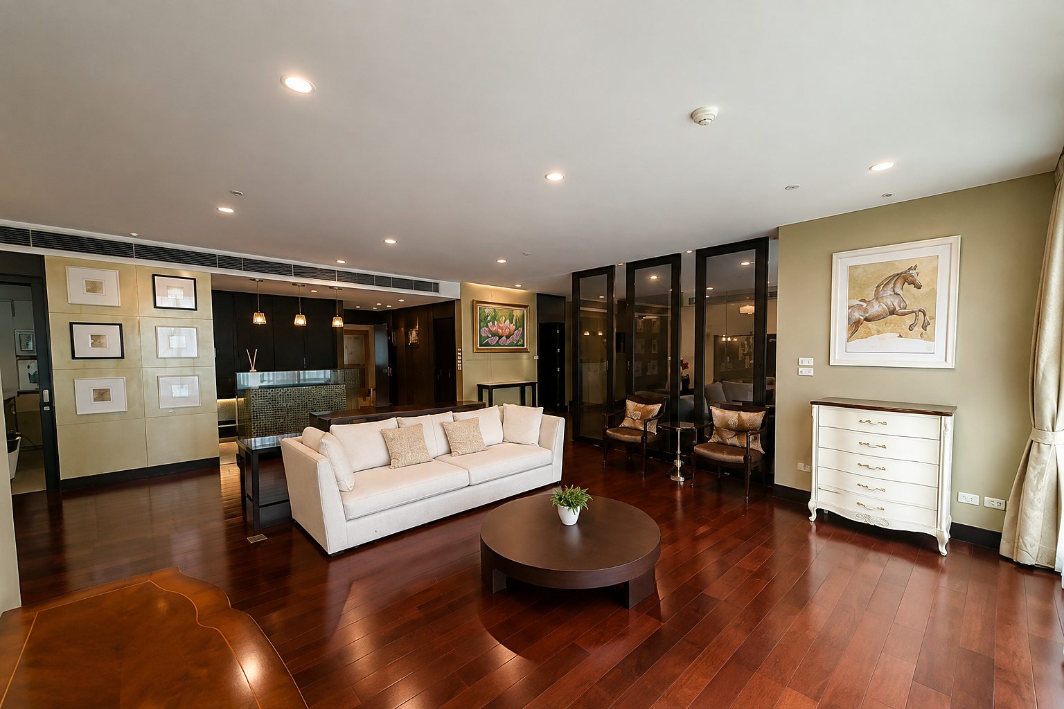 The Park Chidlom: Living room