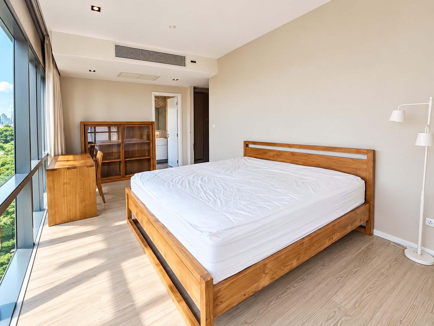 The Room Sukhumvit 21: Master bedroom
