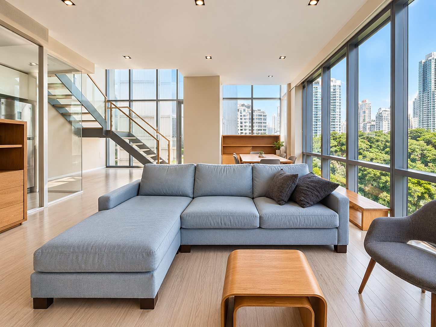 The Room Sukhumvit 21: Living room and staircase