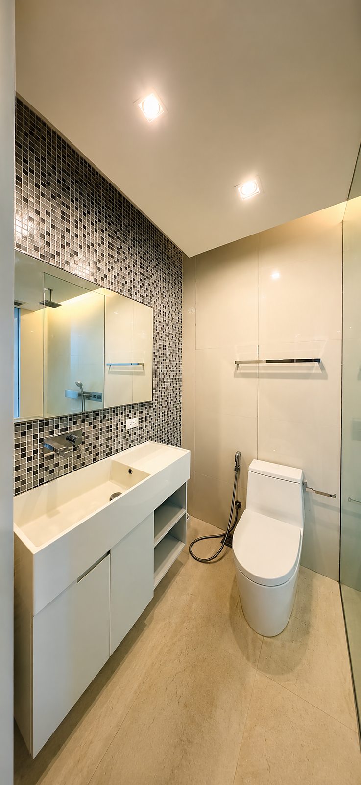 The Room Sukhumvit 21: Bathroom