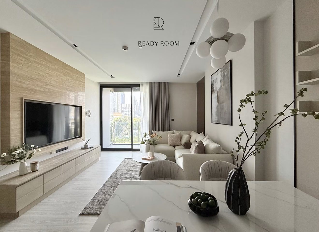 The Room Sukhumvit 38: Living room