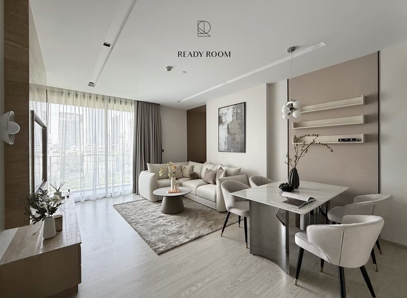 The Room Sukhumvit 38: Living and dining area