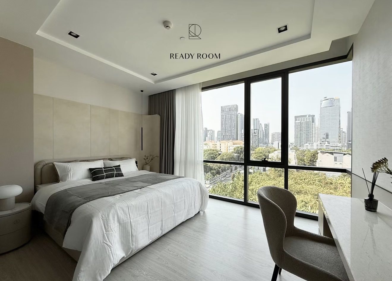 The Room Sukhumvit 38: Bedroom with city view