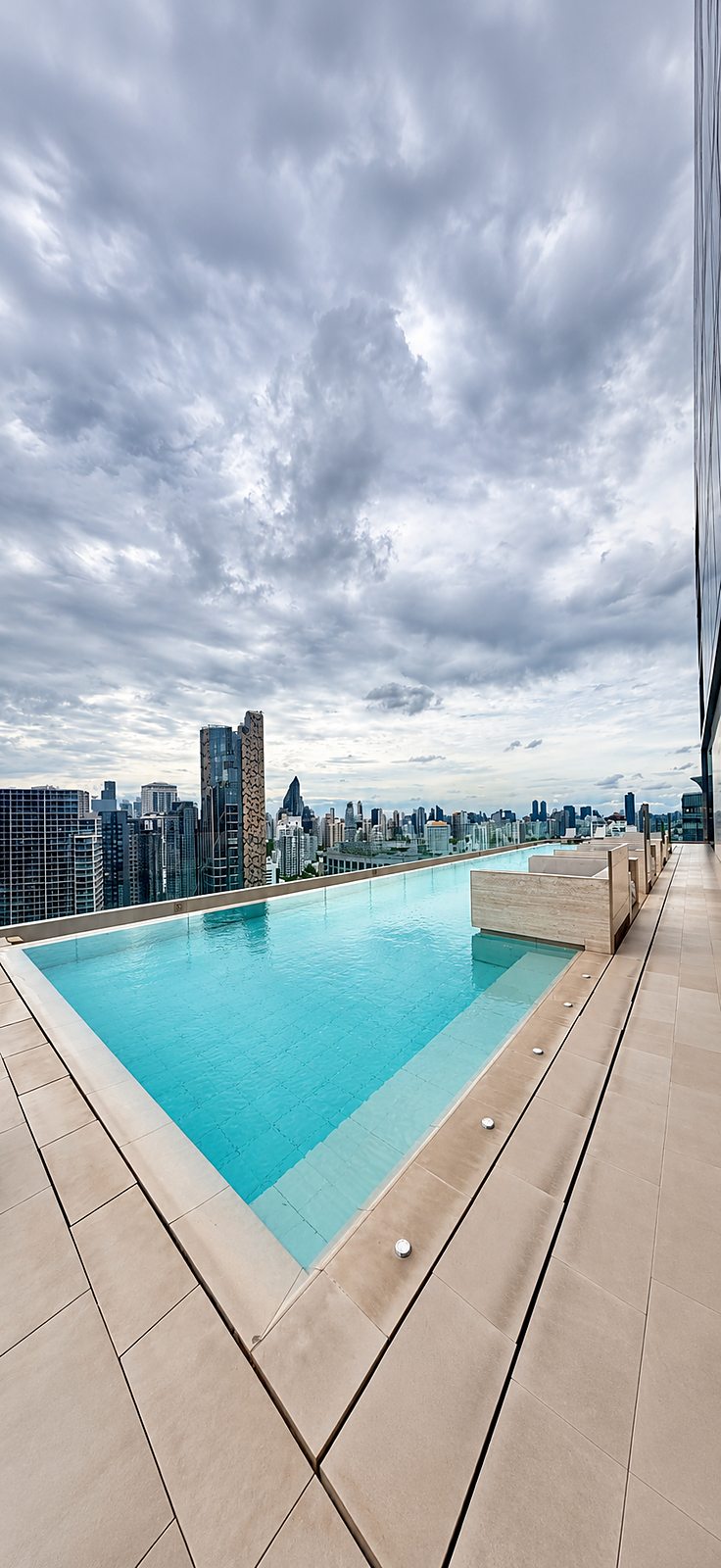 The Strand Thonglor: Rooftop swimming pool