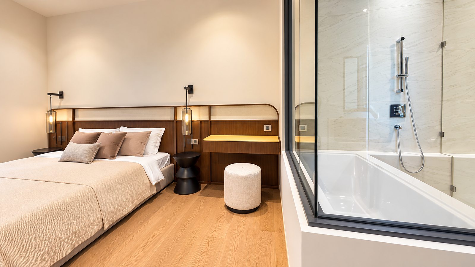 The Strand Thonglor: Bedroom with bathtub