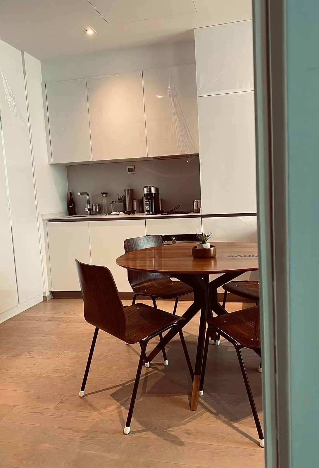 The Strand Thonglor: Kitchen and dining area