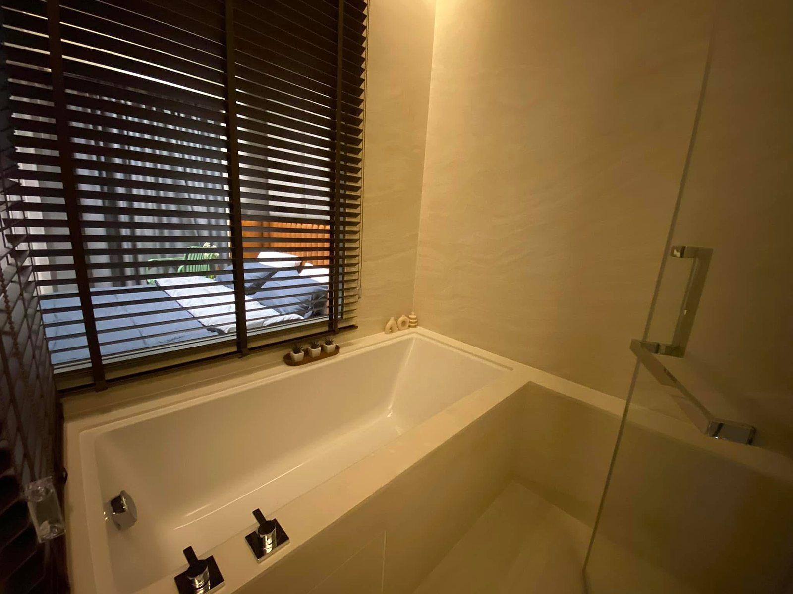 The Strand Thonglor: Bathtub