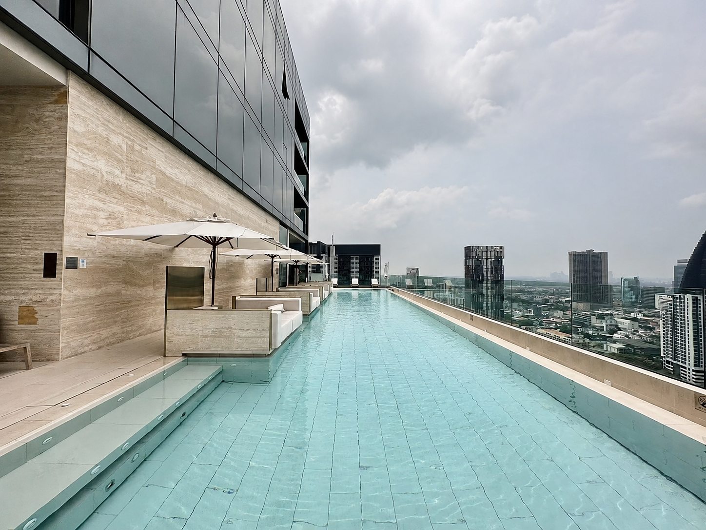 The Strand Thonglor: Swimming pool