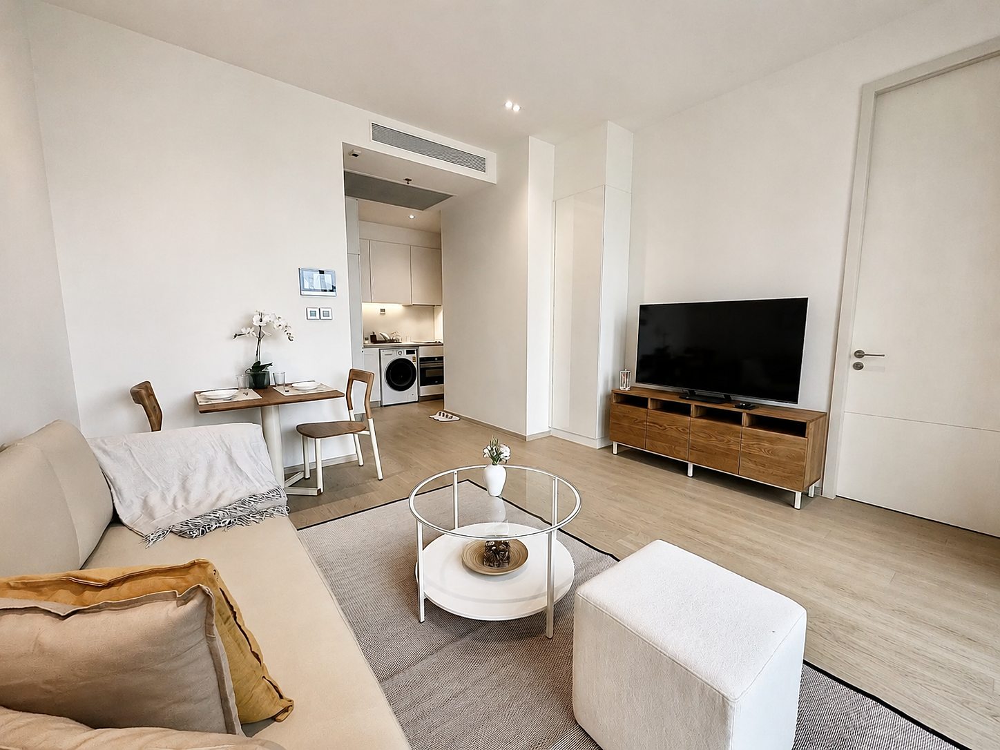 The Strand Thonglor: Living and dining area
