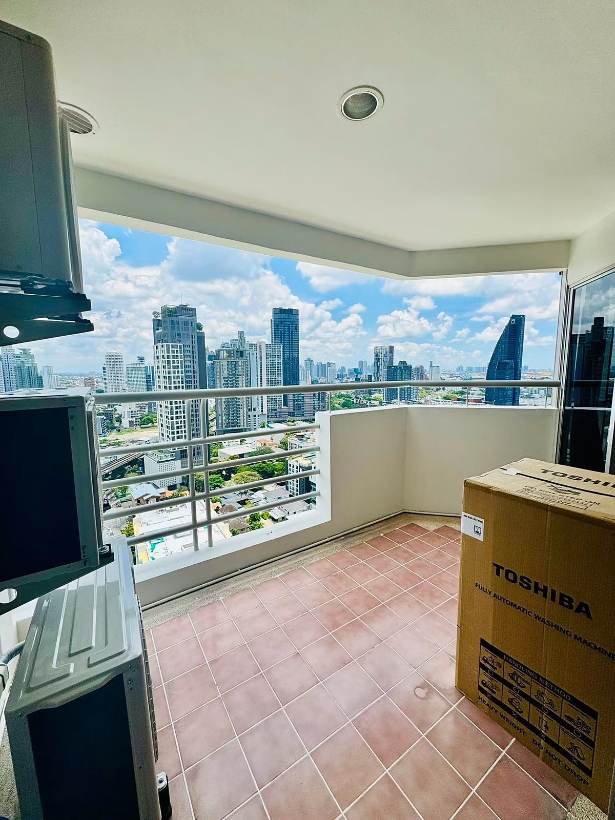 The Waterford Diamond: Balcony with city view