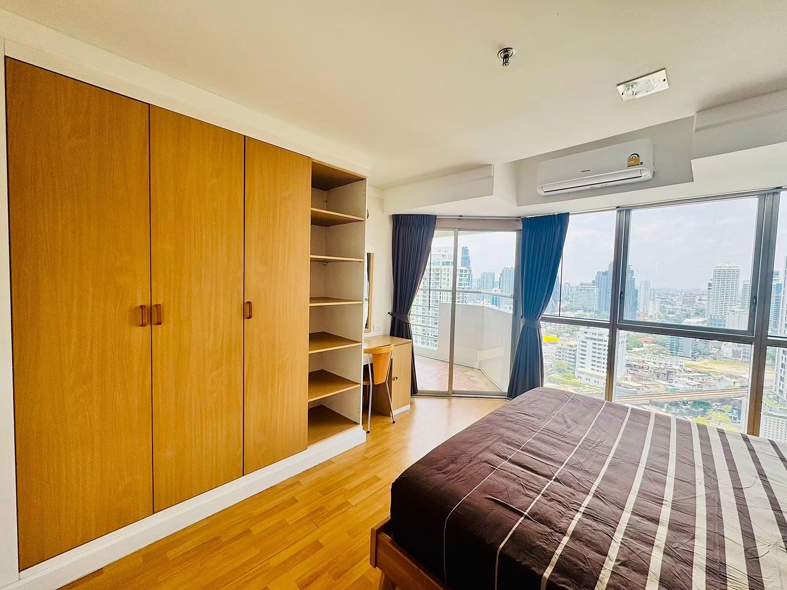 The Waterford Diamond: Bedroom with city view