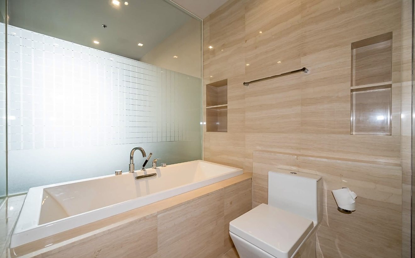 The XXXIX: Bathroom with bathtub