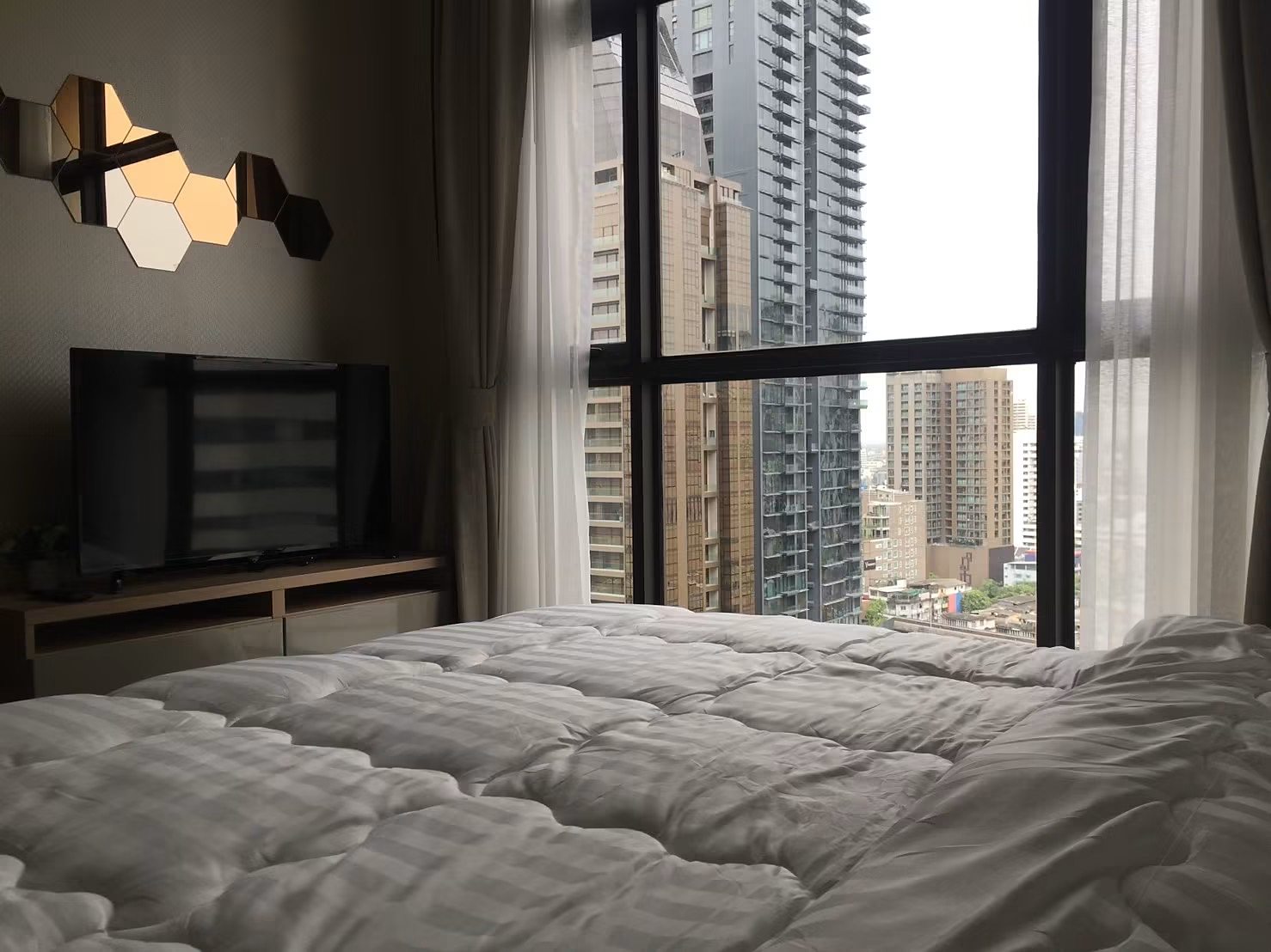 The XXXIX: Bedroom with city view