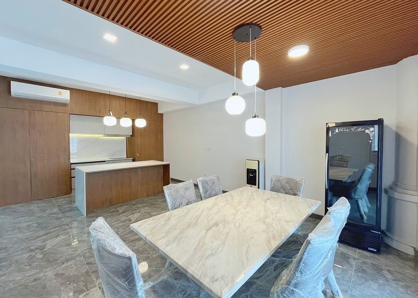 Thonglor Soi 25 5-storey House: Kitchen and dining area
