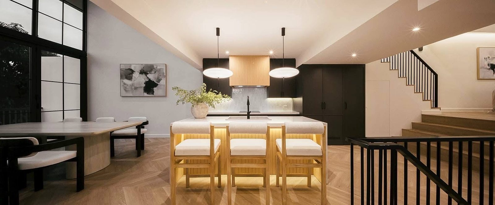 Townhome near Ekkamai/Thonglor – Phra Khanong: Kitchen and dining area