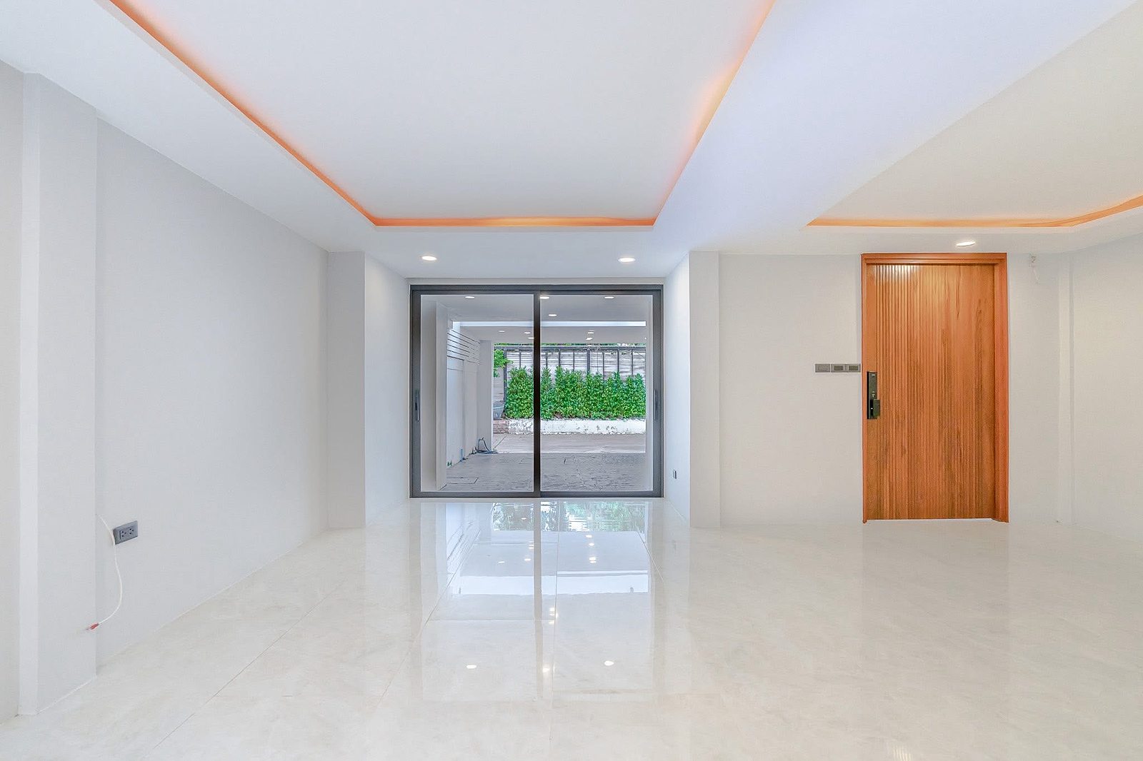 Townhouse — Ekkamai Soi 12 (house no. unknown): Ground floor open space