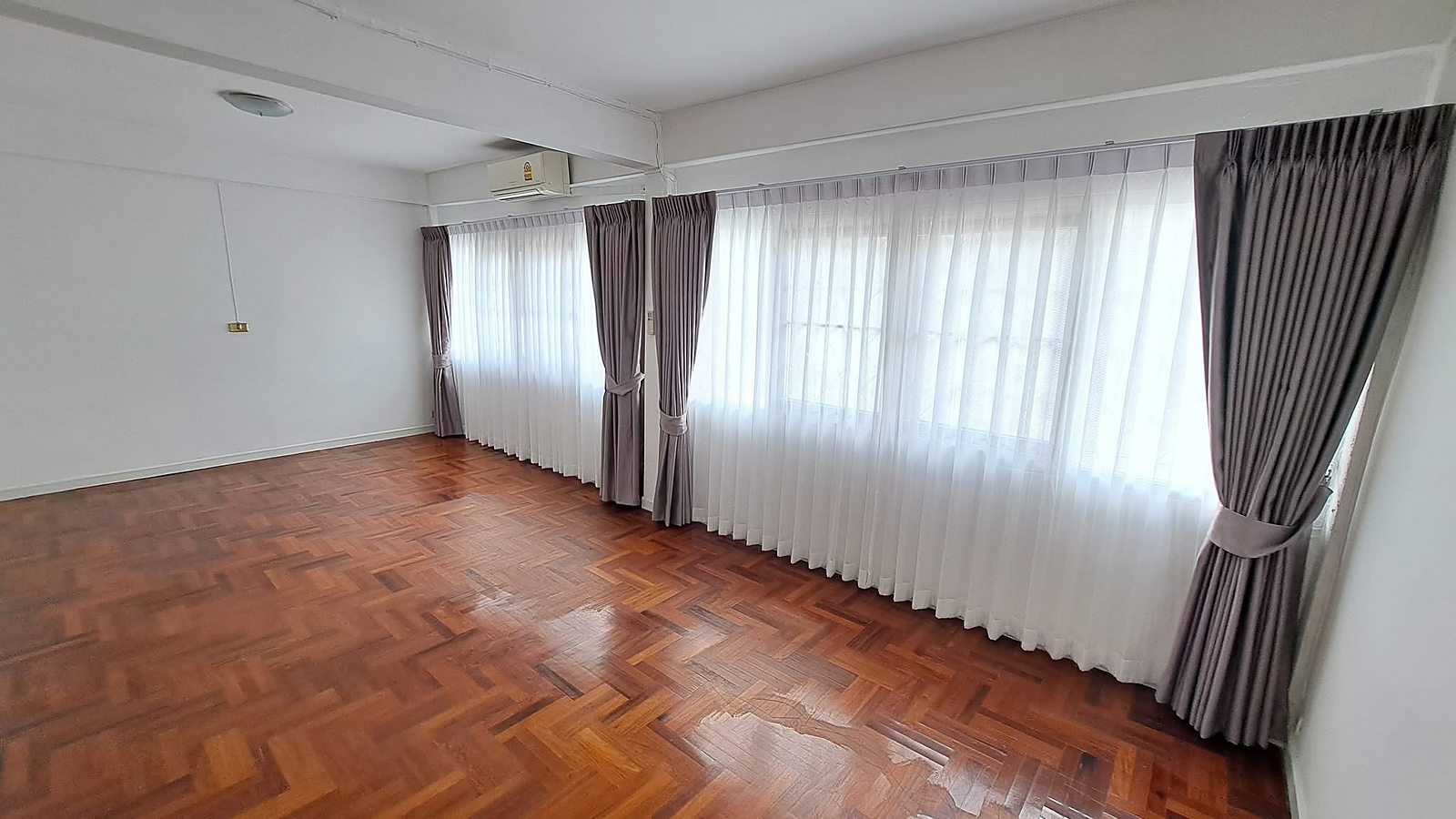 Townhouse / Home Office — Ekkamai 22: Room with parquet floor