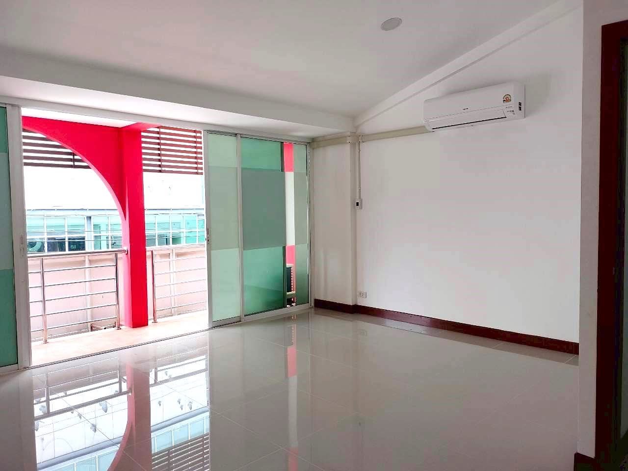 Townhouse — opposite Thonglor Soi 25 (exact address unknown): Room with balcony
