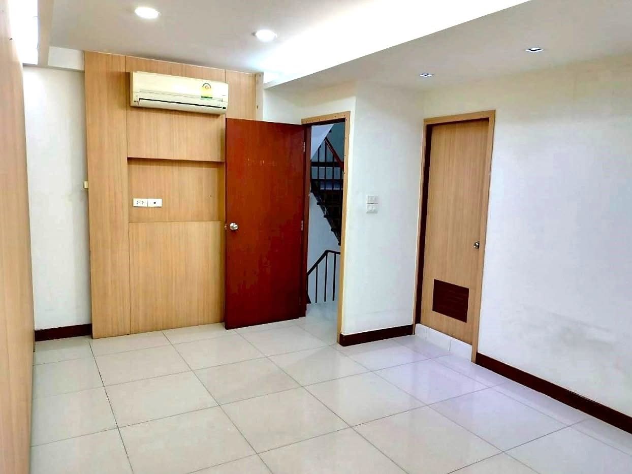 Townhouse — opposite Thonglor Soi 25 (exact address unknown): Upper floor room