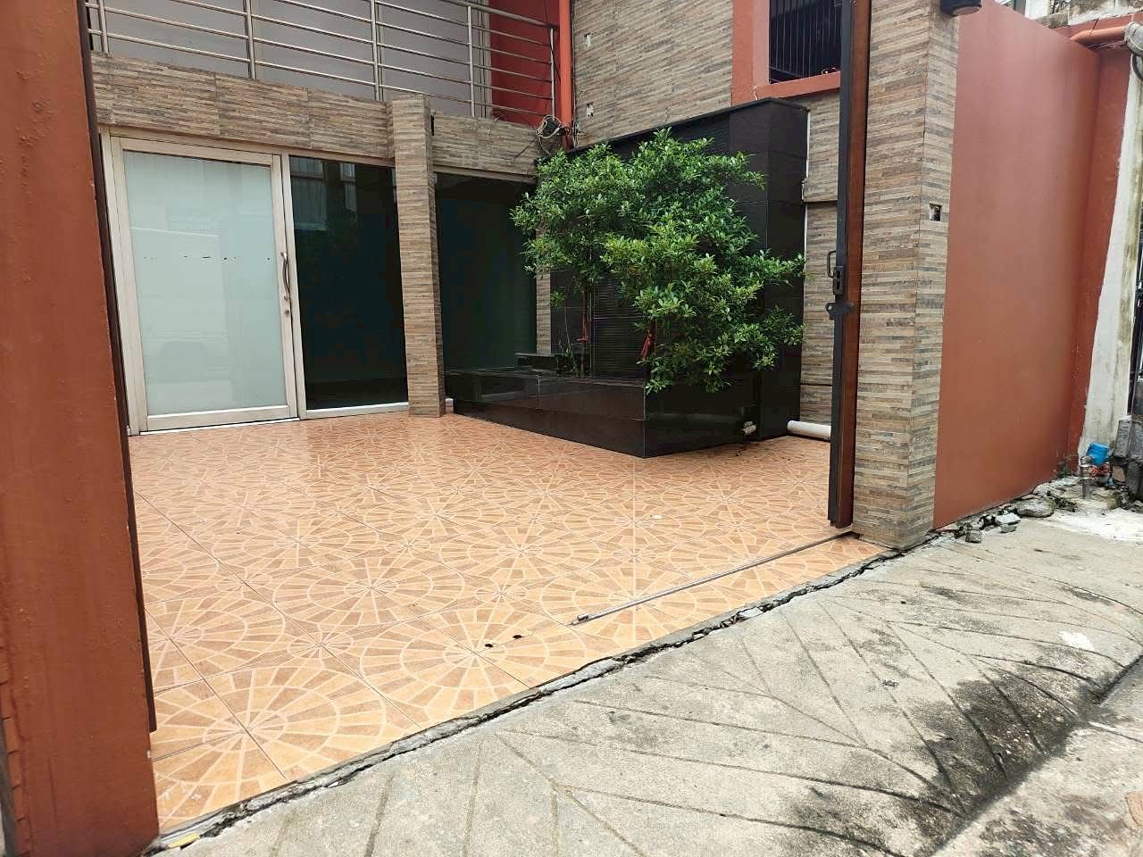 Townhouse — opposite Thonglor Soi 25 (exact address unknown): Front patio