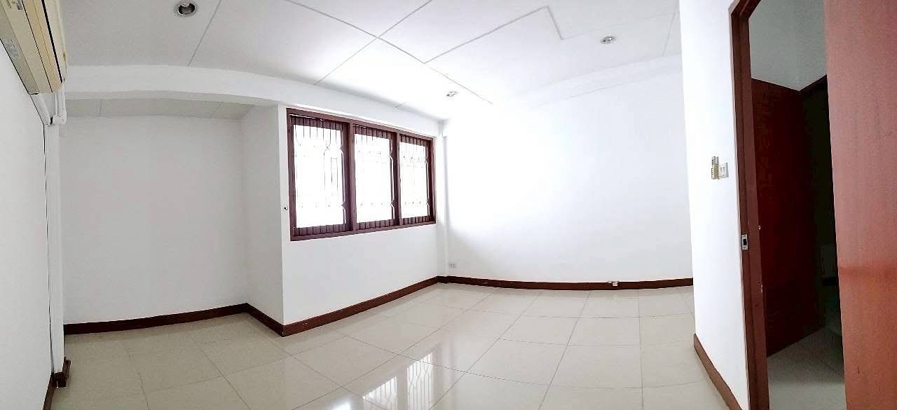 Townhouse — opposite Thonglor Soi 25 (exact address unknown): Empty room