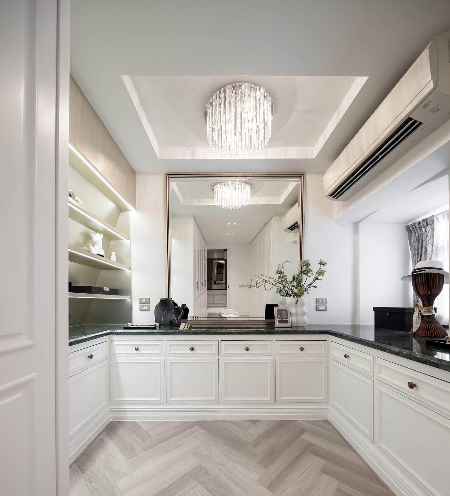 Ultra Luxury House Ekkamai 22: Kitchen