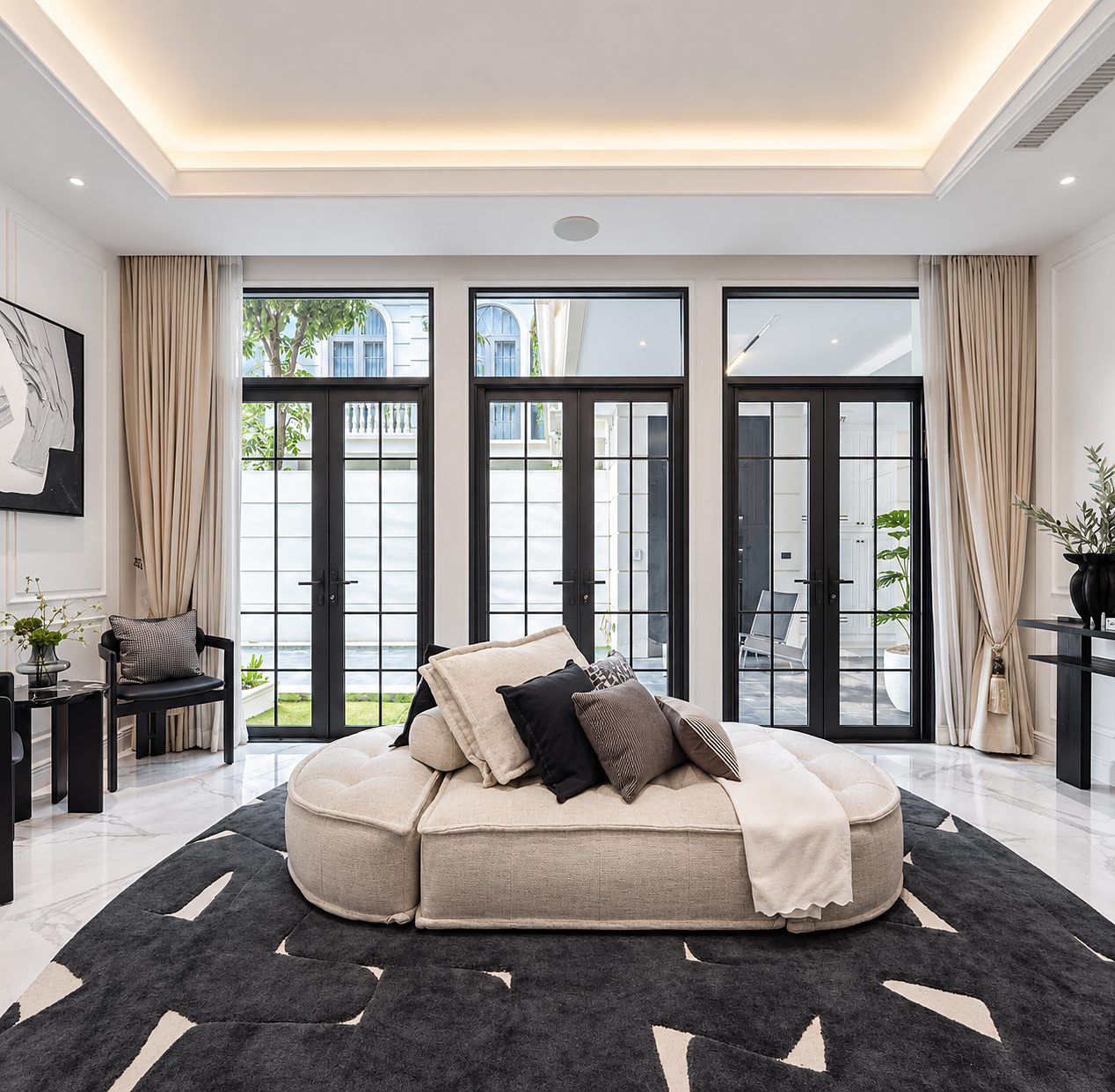 Ultra Luxury House Ekkamai 22: Living room