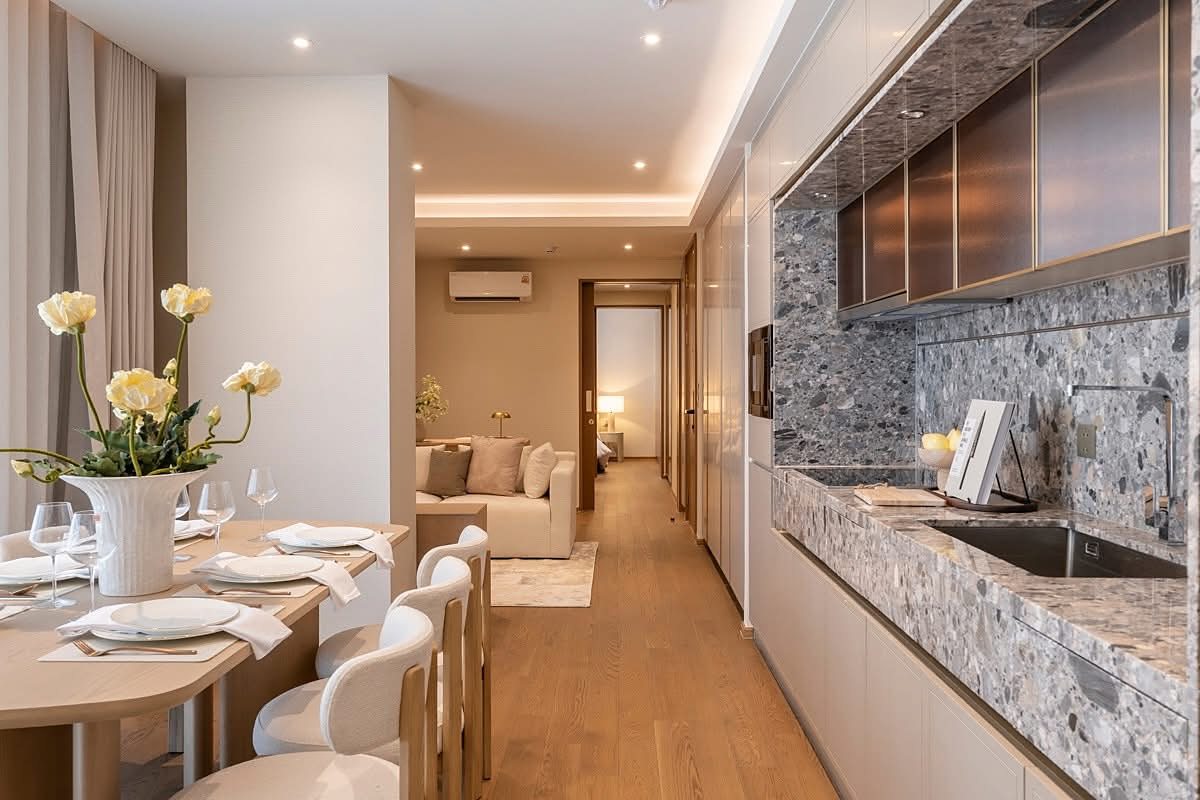 Via 34: Kitchen and dining area