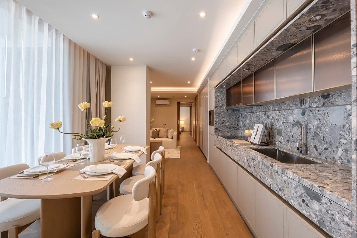 Via 34: Dining area and kitchen