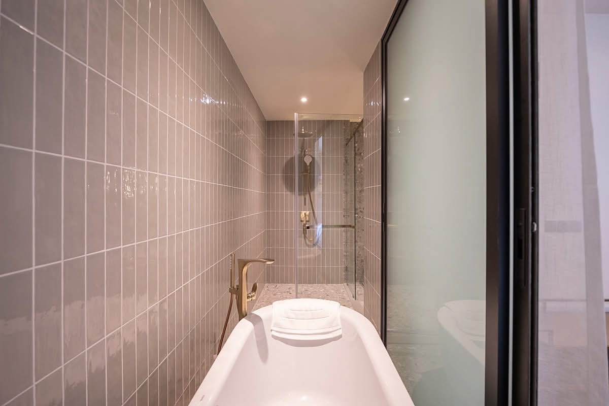 Via 34: Bathroom with bathtub