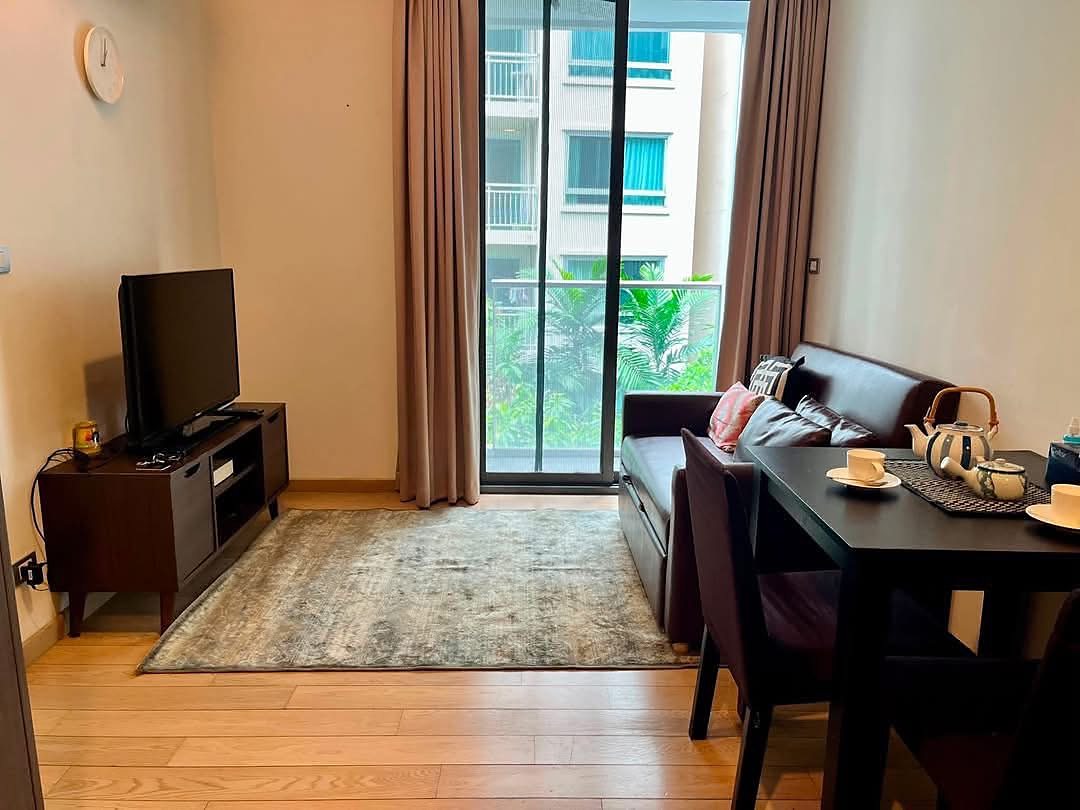 Via 49: Living and dining area