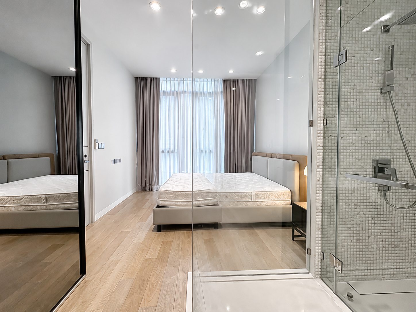 Vittorio 39: Bedroom and bathroom