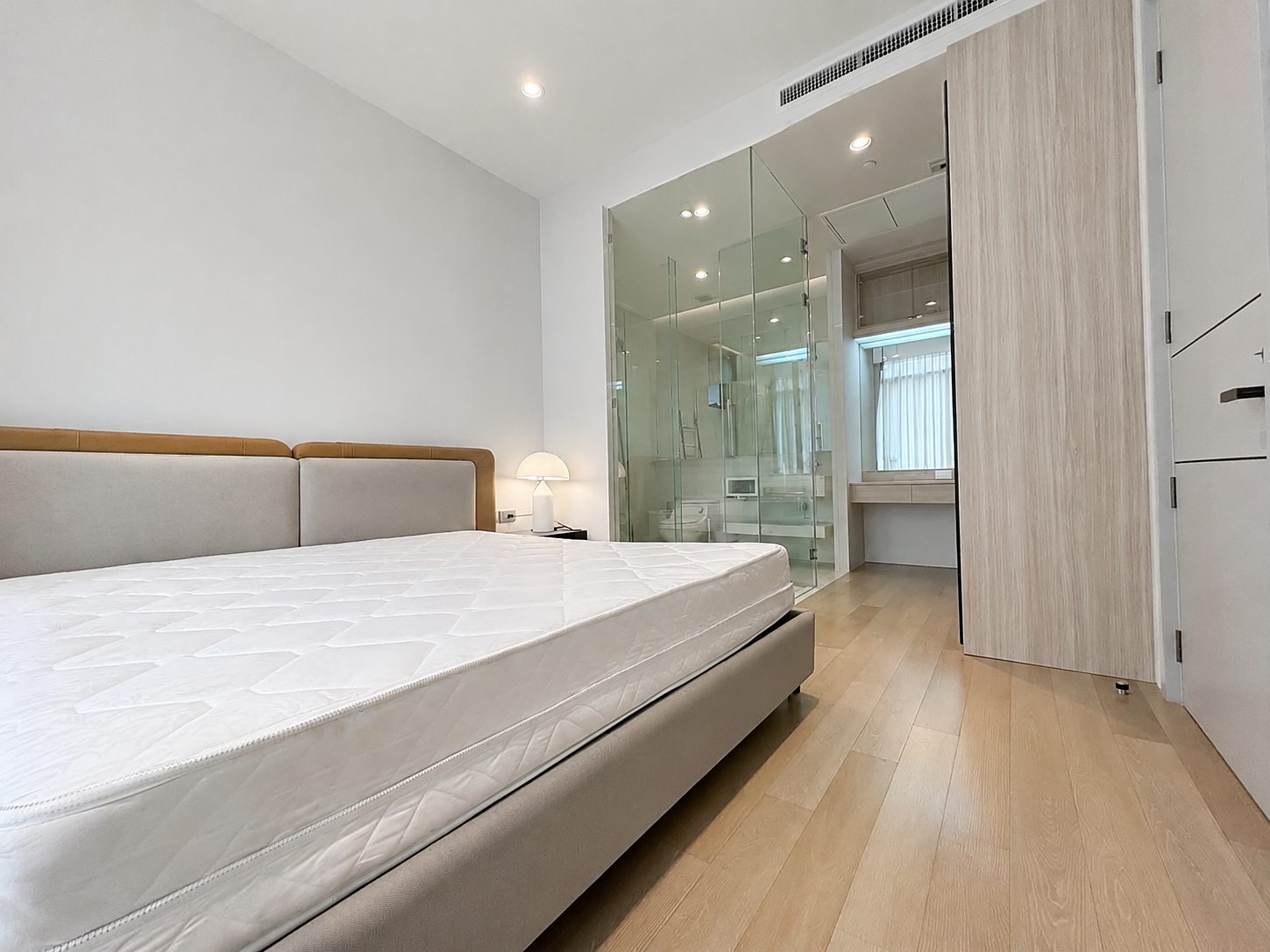 Vittorio 39: Bedroom with ensuite