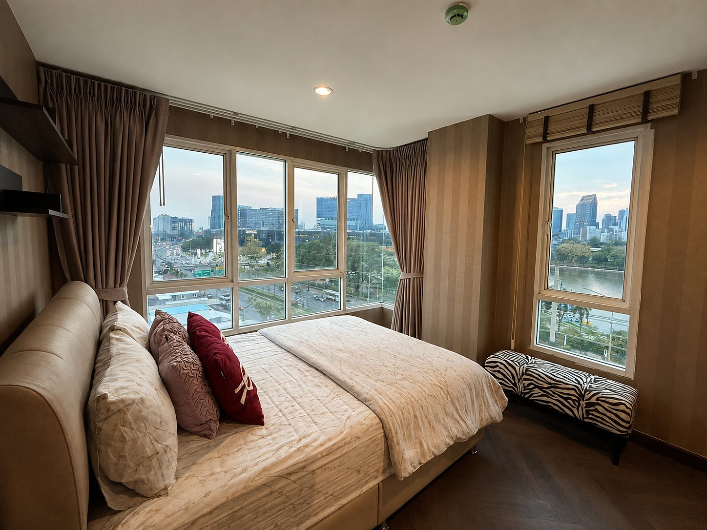 Voque Sukhumvit 16: Bedroom with city view