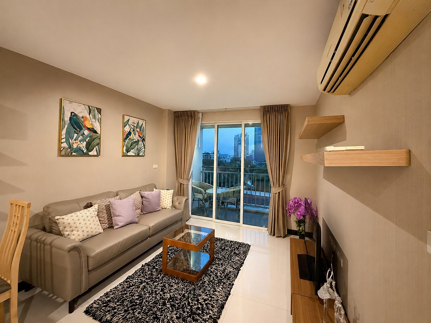 Voque Sukhumvit 16: Living room with balcony